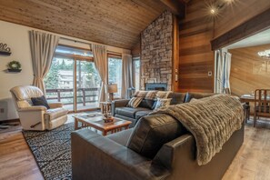 Smart TV, chimenea, futbolito y tenis de mesa 