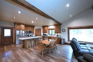 Fridge, microwave, oven, stovetop - Bootjack Get Away – 3 Ensuite Bedrooms, AC, Trails Access, 20 Min to Yellowstone (Island Park)