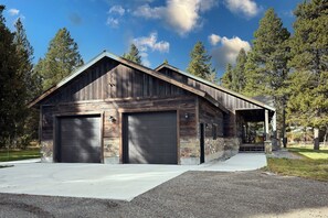 Exterior - Bootjack Get Away – 3 Ensuite Bedrooms, AC, Trails Access, 20 Min to Yellowstone (Island Park)