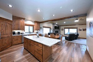 Interior - Bootjack Get Away – 3 Ensuite Bedrooms, AC, Trails Access, 20 Min to Yellowstone (Island Park)
