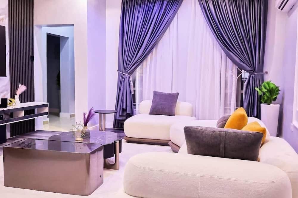 Purple Lavender Court Apartment