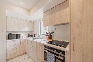 Fridge, microwave, oven, stovetop - Modern 2BR City Townhouse w/ Spa & Parking (Christchurch)