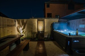Outdoor spa tub - Modern 2BR City Townhouse w/ Spa & Parking (Christchurch)