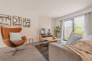 TV - Modern 2BR City Townhouse w/ Spa & Parking (Christchurch)