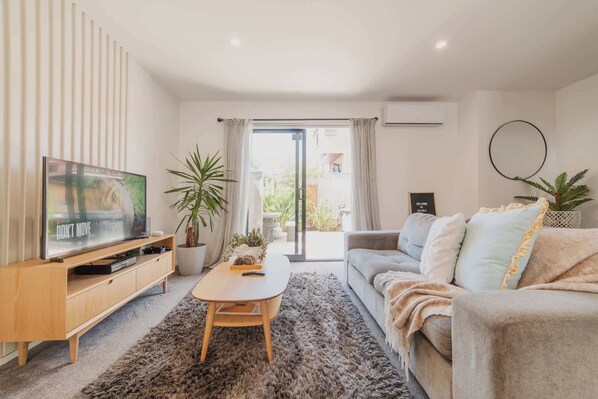 TV - Modern 2BR City Townhouse w/ Spa & Parking (Christchurch)