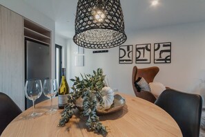 Dining - Modern 2BR City Townhouse w/ Spa & Parking (Christchurch)