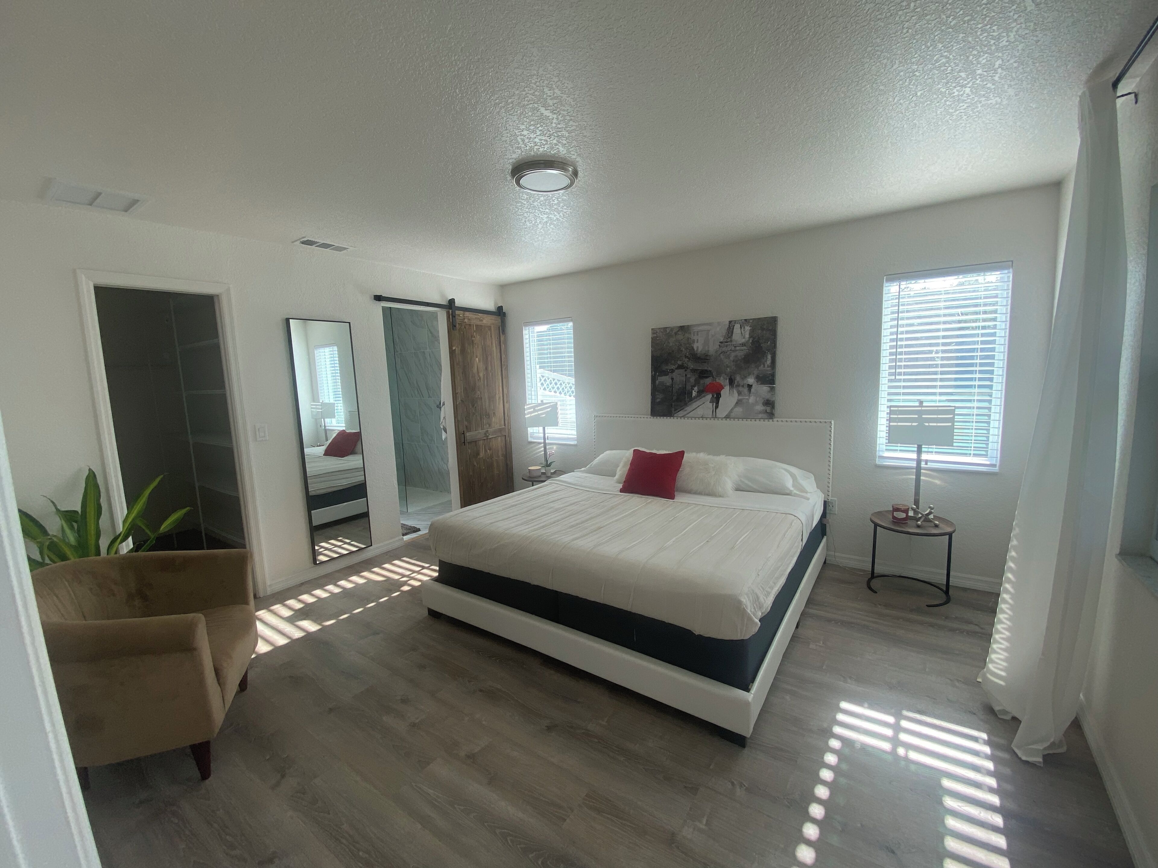 Una scrivania, ferro/asse da stiro, culla da viaggio, Wi-Fi gratuito