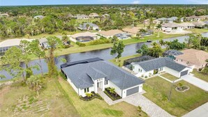 Un quartier résidentiel avec des maisons, une rivière et une zone herbeuse.