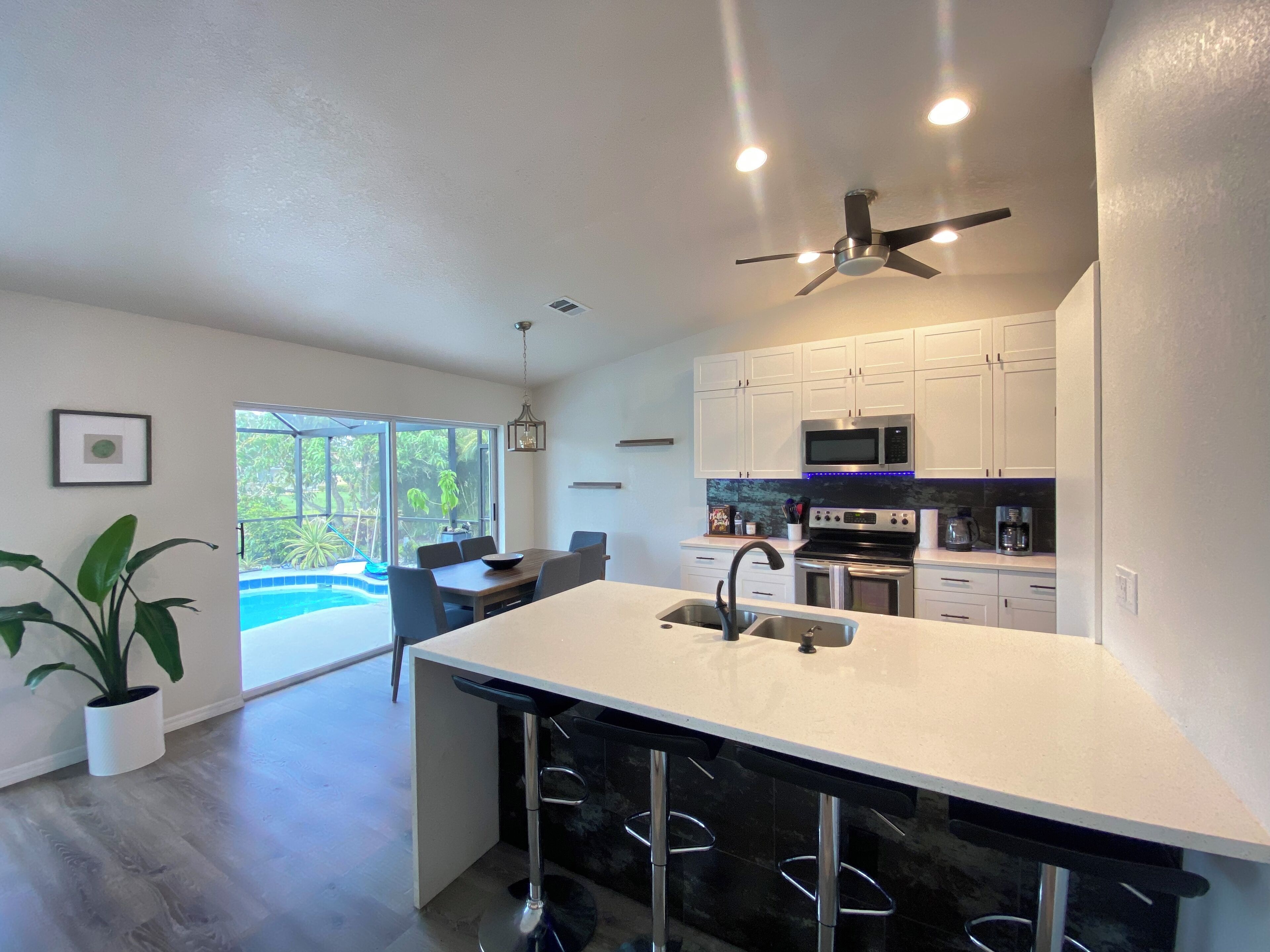 Frigorifero, microonde, forno, piano cottura