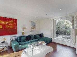 TV, books - Victorian 2BR Islington Flat|Garden, Near Upper St - Pass the Keys (London)