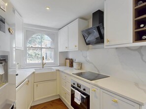 Fridge, microwave, oven, dishwasher - Victorian 2BR Islington Flat|Garden, Near Upper St - Pass the Keys (London)