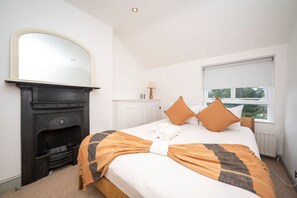 3 bedrooms, iron/ironing board, free WiFi, bed sheets - Bright 1BR Flat Near Church St & Clissold Park - Pass the Keys (London)