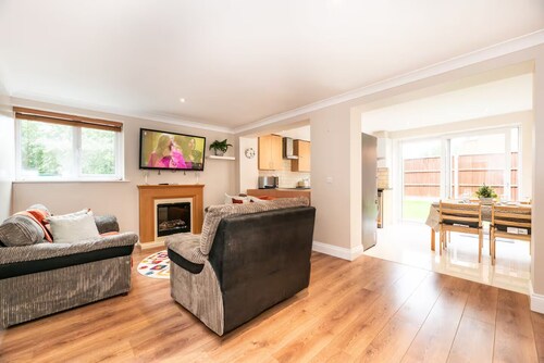 Spacious 3BR House, Garden & Parking -Mins to Tube - Pass the Keys