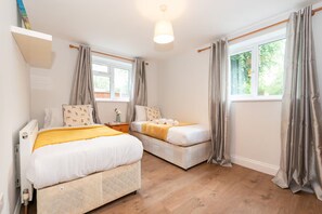 Iron/ironing board, free WiFi, bed sheets - Spacious 3BR House, Garden & Parking -Mins to Tube - Pass the Keys (London)