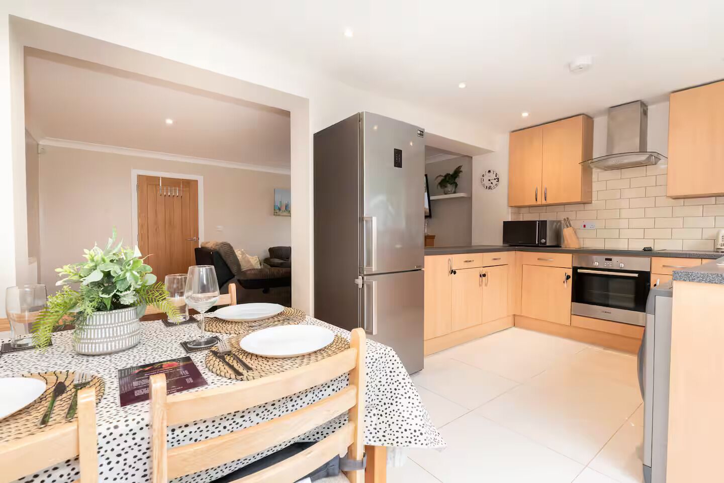 Fridge, microwave, oven, coffee/tea maker