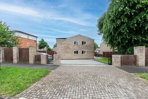 Property grounds - Spacious 3BR House, Garden & Parking -Mins to Tube - Pass the Keys (London)