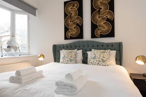 Iron/ironing board, free WiFi, bed sheets - Stunning Modern Marylebone Flat, near to Hyde Park - Pass the Keys (London)