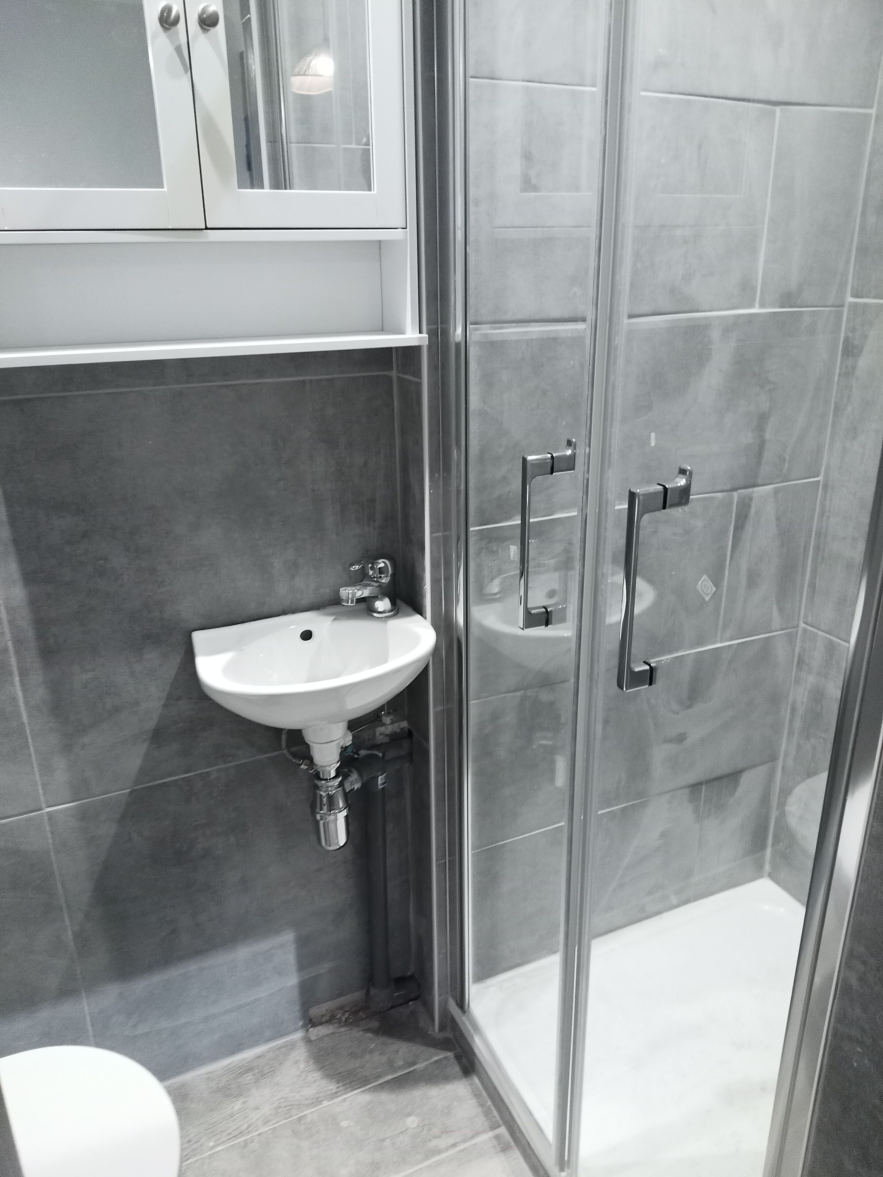 Ducha, toallas, jabón y papel higiénico