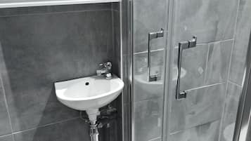 Ducha, toallas, jabón y papel higiénico