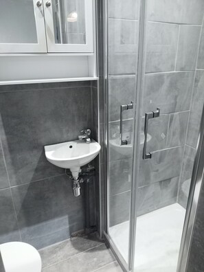 تجهيزات دش، مناشف، صابون، ورق حمّام