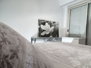 WiFi, bed sheets - Havard Room (Pau)