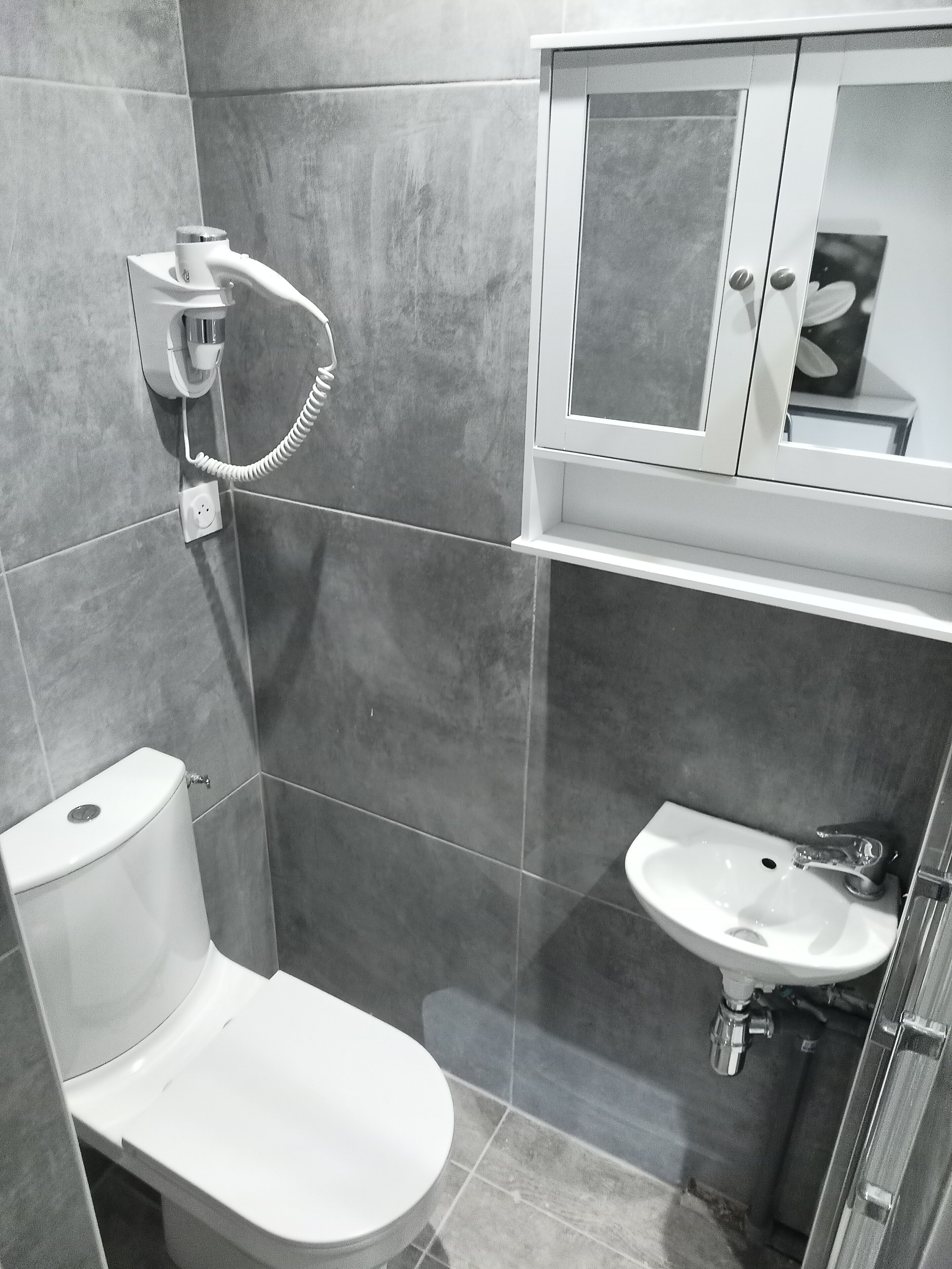 Ducha, toallas, jabón y papel higiénico