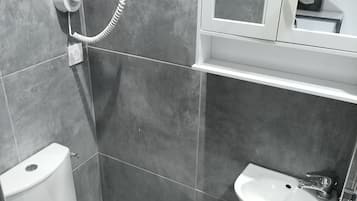 Ducha, toallas, jabón y papel higiénico