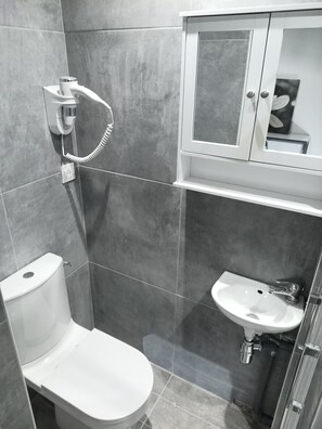 تجهيزات دش، مناشف، صابون، ورق حمّام