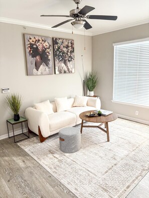 TV - Magnolia 1BR Hideaway Relaxing Stay (Magnolia)