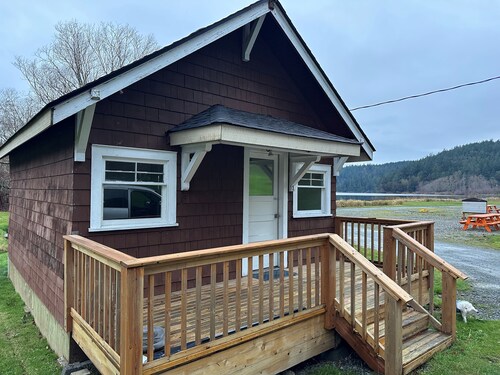 Newly remodeled 1-bedroom lakeside cabin in Anacortes perfect for 1 or 2 people