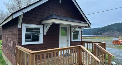 Newly remodeled 1-bedroom lakeside cabin in Anacortes perfect for 1 or 2 people