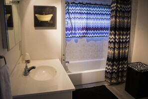 Eco-friendly toiletries, hair dryer, towels, soap - The ideal place to disconnect from everyday life, calm and zen, it's all here! (Chertsey)