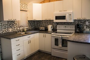 Fridge, microwave, oven, stovetop - The ideal place to disconnect from everyday life, calm and zen, it's all here! (Chertsey)
