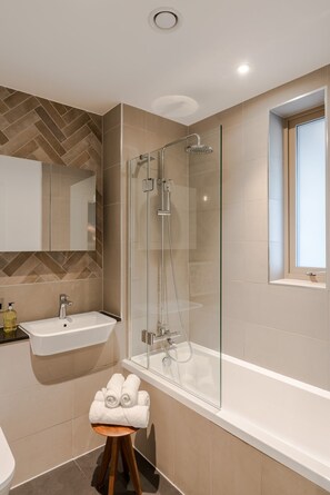 Hair dryer, towels, soap, toilet paper - Lovely 1-bedroom apartment in London perfect for your city stay (London)