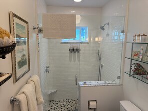 Chuveiro, secador de cabelo, bidê, toalhas de banho