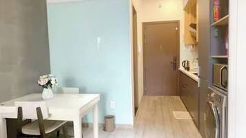 Grand Suite, 1 Bedroom, Club lounge access, City View | Private kitchen | Full-sized fridge, microwave, oven, stovetop