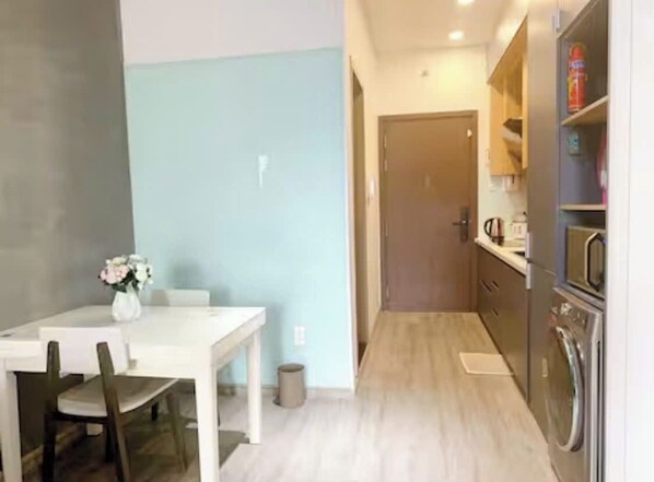 Grand Suite, 1 Bedroom, Club lounge access, City View | Private kitchen | Full-sized fridge, microwave, oven, stovetop