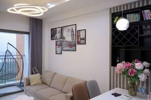 Presidential Suite, 2 Bedrooms, Club lounge access, City View | Living area | 65-inch Smart TV with cable channels, fireplace, Netflix