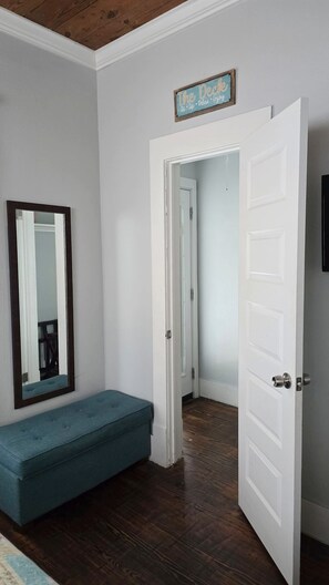 A room with a wooden ceiling, a white door, a blue bench, and a mirror on the wall. - Adorable 1-bedroom house w/private entrance, beach 2 blks in charming Galveston (Galveston)
