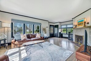 Smart TV, fireplace, stereo