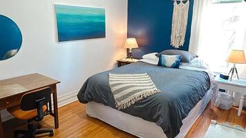 Iron/ironing board, internet, bed sheets