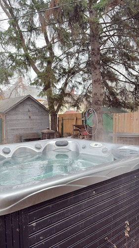 Miranda's Place - 3 Bedroom with Hot Tub