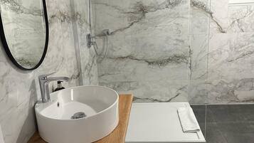 Dusche, Haartrockner, Handtücher, Seife