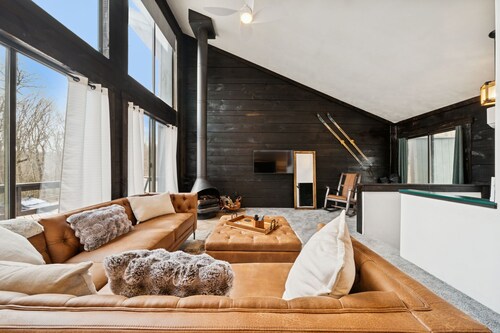 3-bedroom chalet in Hidden Valley Resort, slope views free shuttle to lodge