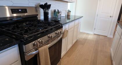 Sherman Hideaway. Spacious 4-bed house in tranquil Sherman with AC, large yard.