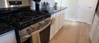 Sherman Hideaway. Spacious 4-bed house in tranquil Sherman with AC, large yard.