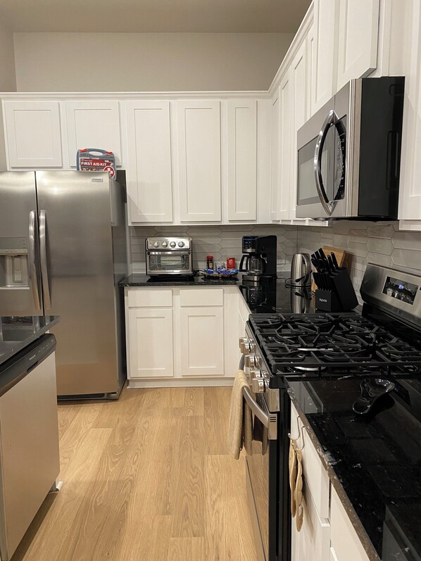 Mikrowelle, Ofen, Herdplatte, Geschirrspüler