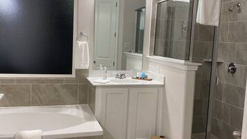SĂšche-cheveux, serviettes fournies, savon, papier toilette