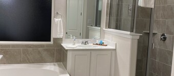 Sherman Hideaway. Spacious 4-bed house in tranquil Sherman with AC, large yard.