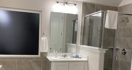Sherman Hideaway. Spacious 4-bed house in tranquil Sherman with AC, large yard.